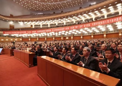 习近平出席建军90周年庆祝大会(中西双语新闻) 习近平出席建军90周年庆祝大会(中西双语新闻)