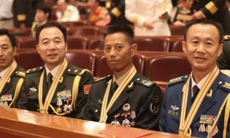 习近平出席建军90周年庆祝大会(中西双语新闻) 习近平出席建军90周年庆祝大会(中西双语新闻)