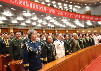 习近平出席建军90周年庆祝大会(中西双语新闻) 习近平出席建军90周年庆祝大会(中西双语新闻)