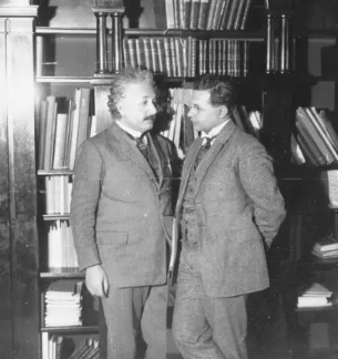爱因斯坦和第二任妻子育有两个儿子:长子hans einstein(汉斯