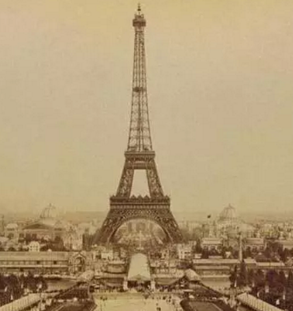 法国巴黎铁塔是什么颜色的？