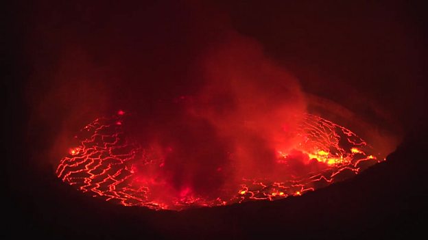 monitoring   deadly volcano 科学家监控极其危险的尼拉贡戈火山