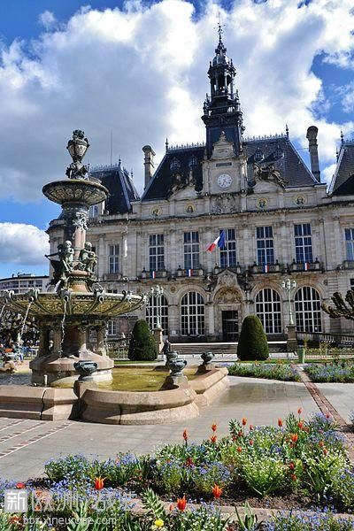 400px-Hôtel_de_ville_et_fontaine_de_Limoges.jpg