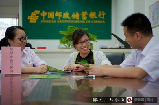 方月萍干完农活在家门口阅读农业种植类书籍(7月10日摄)。新华社记者胡晨欢摄图片来源：新华网