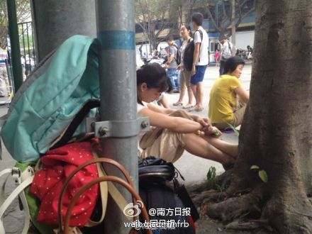 高考场外的父母