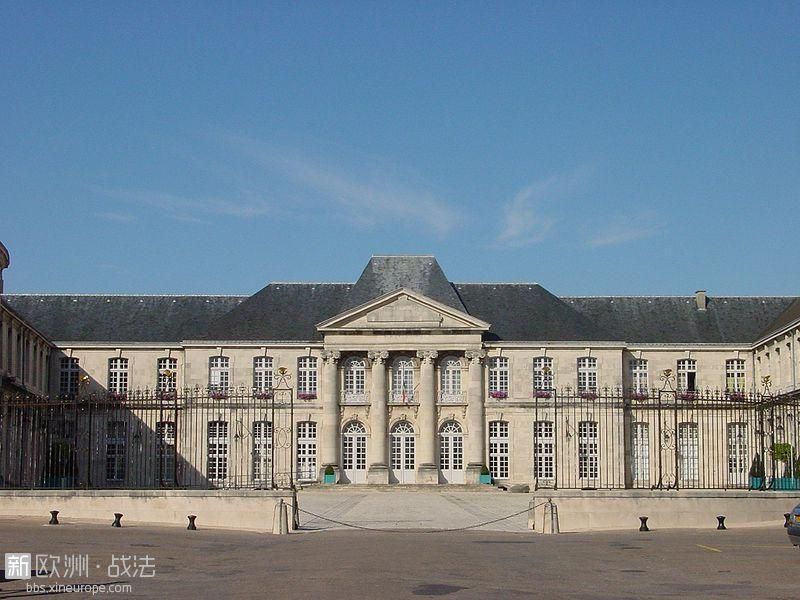 800px-Château_Stanislas_Commercy.jpg