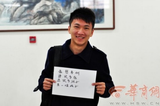 多比(化名)，今年23岁，现就读于大连艺术学院，准备报考陕西师范大学。王秋阳/摄