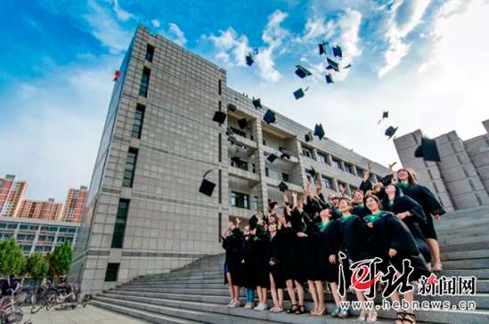 河北农业大学研究生拍摄创意毕业照