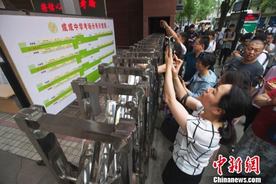 资料图:考生及家长查看考场分布。 张云 摄