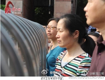 高考场外的父母