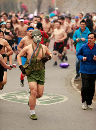200人北京“光猪跑” 倡导低碳环保