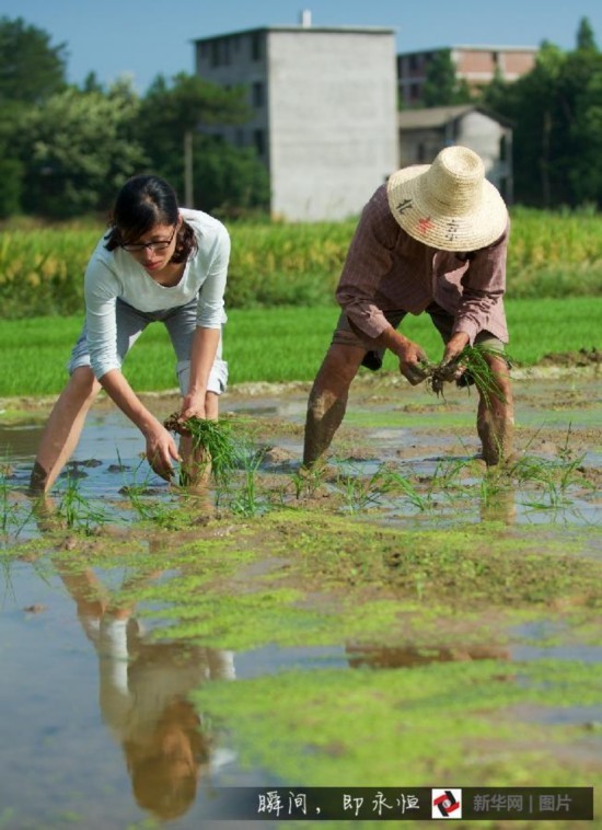 方月萍干完农活在家门口阅读农业种植类书籍(7月10日摄)。新华社记者胡晨欢摄图片来源：新华网