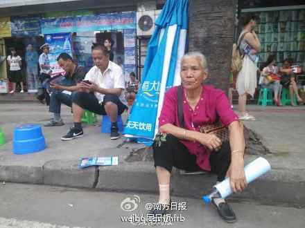 高考场外的父母