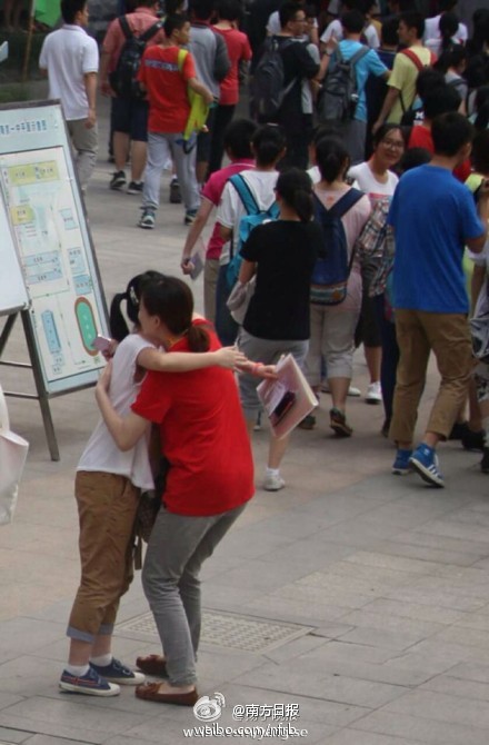 高考场外的父母