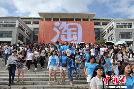 中国最年轻大学校长淘宝网上“卖”毕业生(图)