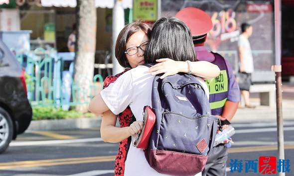 2017厦门高考1.4万人奋战考场 场外家长送温暖