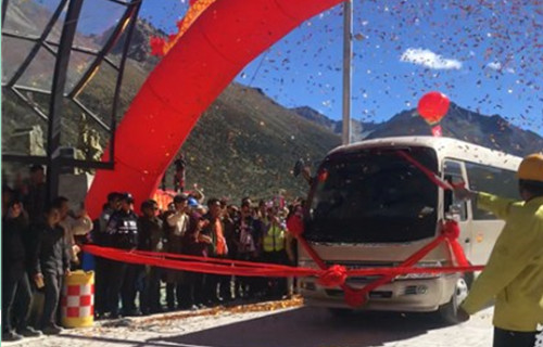 穿越青藏高原雀儿山，世界海拔最高的超特长公路隧道正式通车__双语新闻