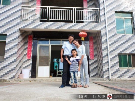 方月萍干完农活在家门口阅读农业种植类书籍(7月10日摄)。新华社记者胡晨欢摄图片来源：新华网
