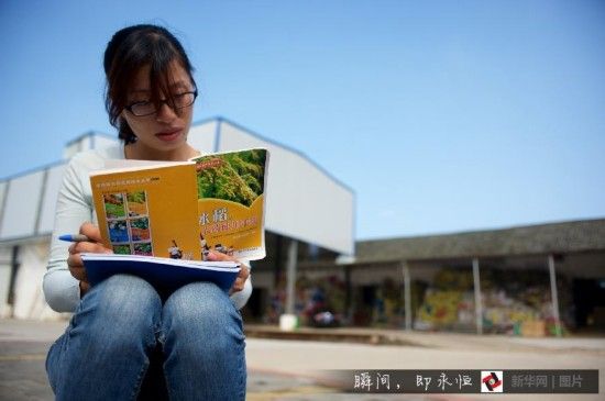 方月萍干完农活在家门口阅读农业种植类书籍(7月10日摄)。新华社记者胡晨欢摄图片来源：新华网