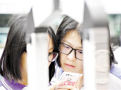 昨日,考生们来到广州市第十六中学考场现场看场地。广州日报全媒体记者黎旭阳 摄