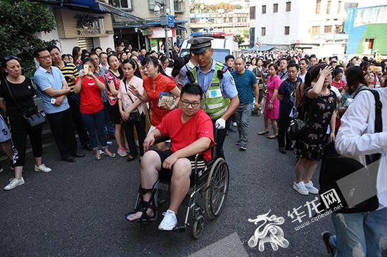 考生小陈考试前打篮球不小心弄伤脚差点误了考试。记者 刘嵩 摄