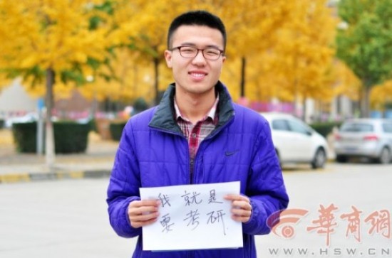多比(化名)，今年23岁，现就读于大连艺术学院，准备报考陕西师范大学。王秋阳/摄