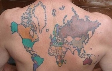 美国退休律师后背纹世界地图 记录旅行经历