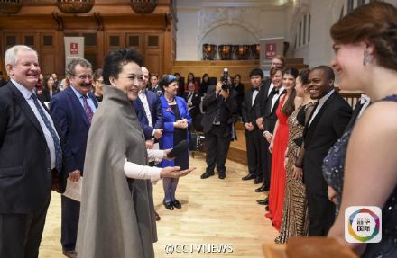 彭麻麻参观英国皇家音乐学院 称音乐超越国界