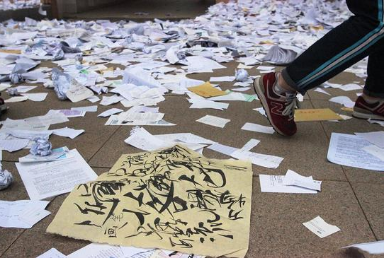 福建高考撕书大战:高三生撕试卷解压(组图)