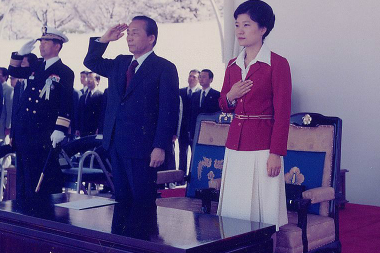 为什么韩国总统朴槿惠会变成今天这样 都是闺蜜的错吗