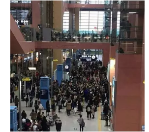 鹿晗《秒速五厘米》 日本机场遭粉丝围堵(组图)