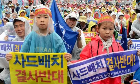 韩国民众冒雨举行大规模反萨德集会