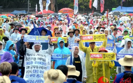 韩国民众冒雨举行大规模反萨德集会