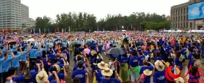 韩国民众冒雨举行大规模反萨德集会