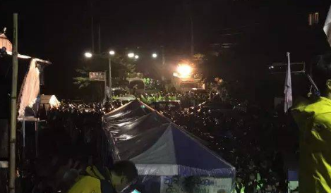 韩国萨德部署完成: 民众与警方冲突现场视频(组图)