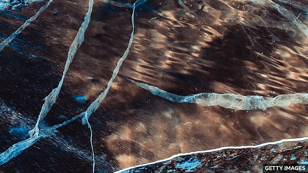 Once-in-a-decade 'ice Window' Lake In Alaska_英语学习_新东方在线