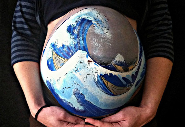 英艺术家孕妇肚皮上涂鸦纪念美好过程